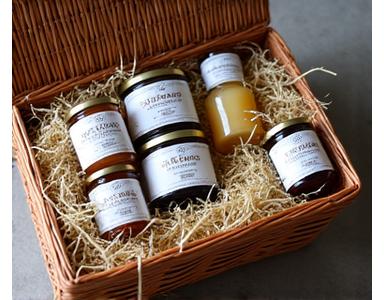 Paniers gourmands garnis de produits locaux