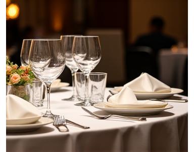 Table dressée pour un dîner gastronomique